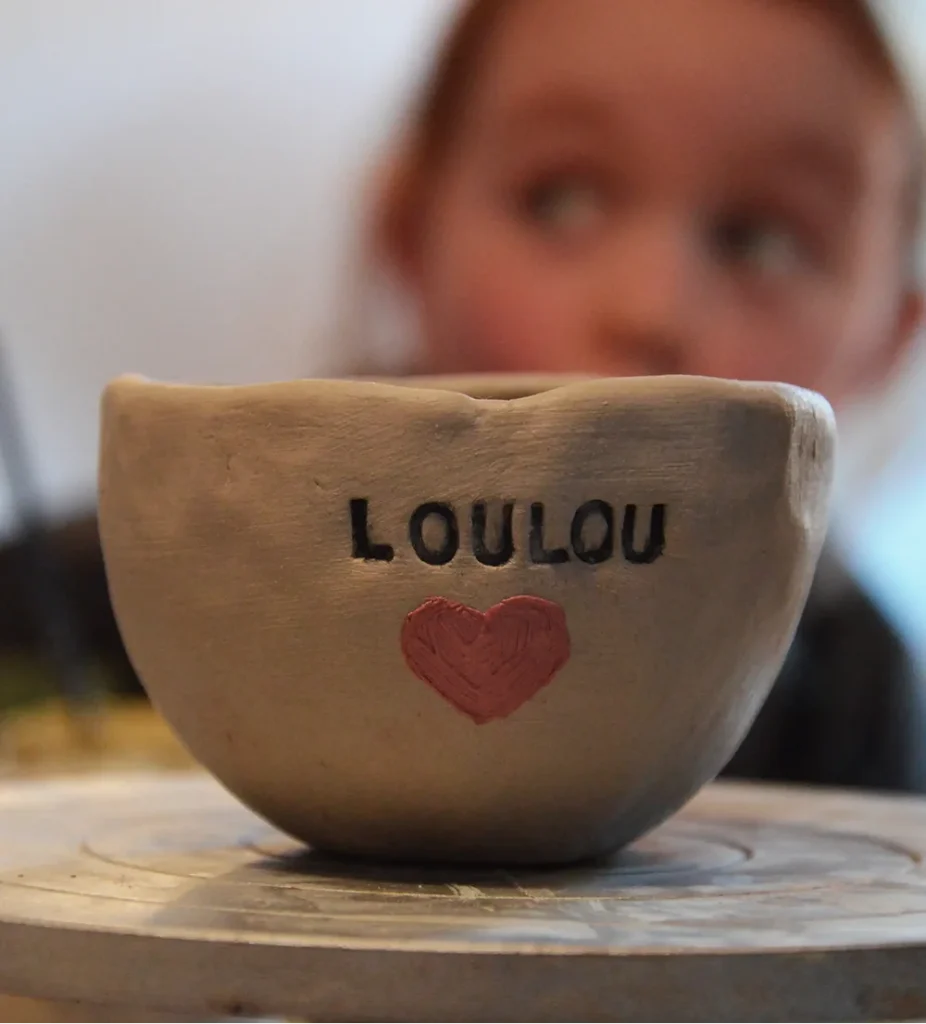 Bol en argile personnalisé "Loulou" réalisé par un enfant lors d'un atelier de modelage Alix Céramiques Perpignan